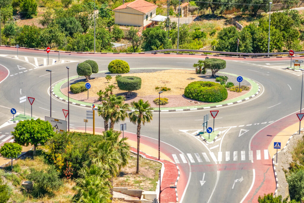 how to drive in a roundabout